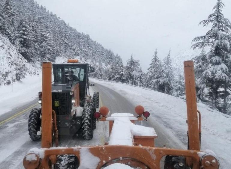 Antalya-Konya karayolunda kar kalınlığı 25 santime ulaştı