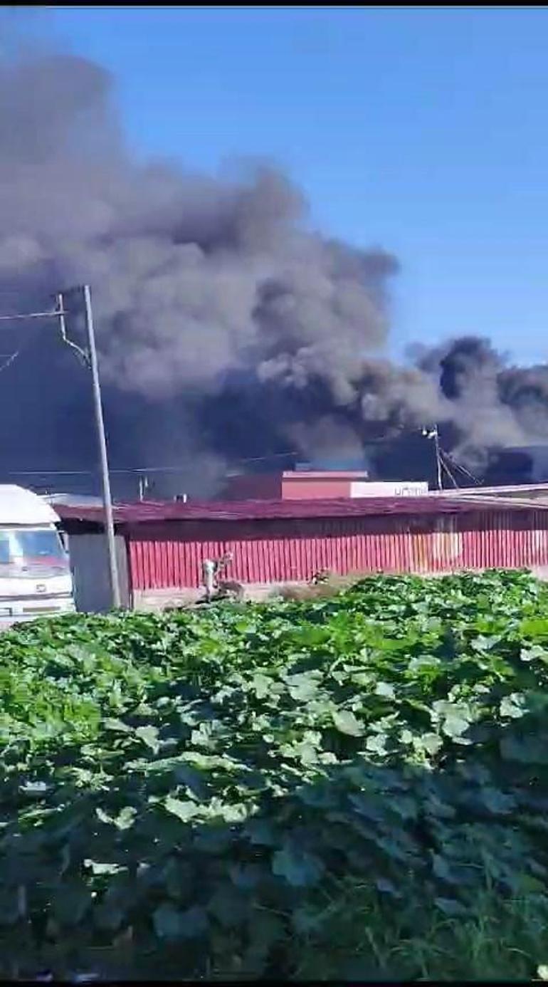 Hatay’da büro malzemeleri üreten atölyede yangın