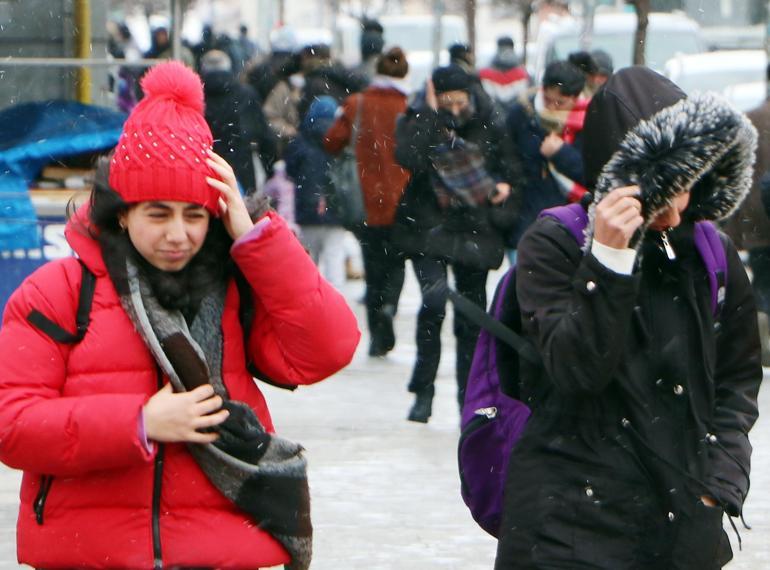 Erzurumda fırtına; çatılar uçtu, ağaçlar devrildi