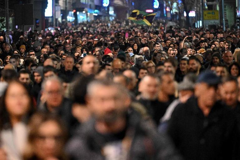 Sırbistanın başkentinde sokaklar neden karıştı
