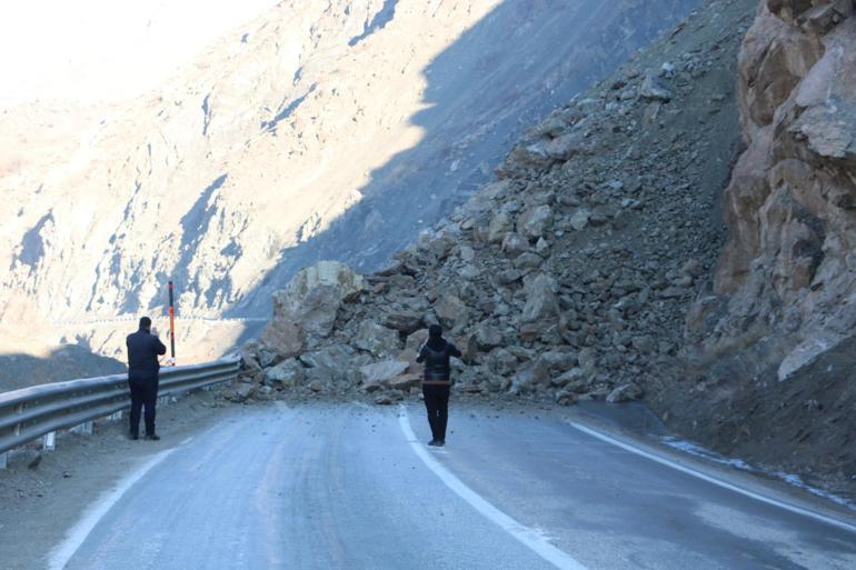 Hakkari-Van kara yolunda heyelan: 3 yaralı