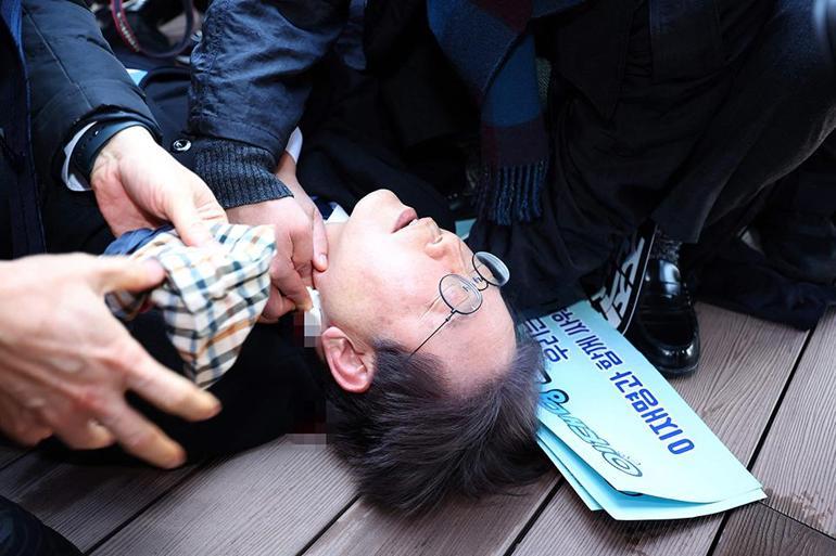 Boynundan bıçaklandı Güney Korede ana muhalefet liderinin saldırıya uğradığı anlar...