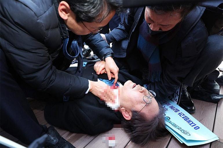 Boynundan bıçaklandı Güney Korede ana muhalefet liderinin saldırıya uğradığı anlar...