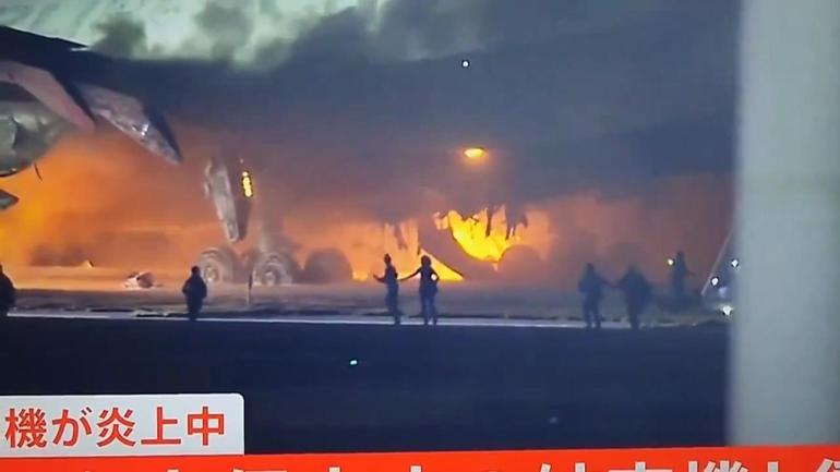 Japonya’da korkutan yangın: Yanan uçağın içinden ve tahliye anından ilk görüntüler
