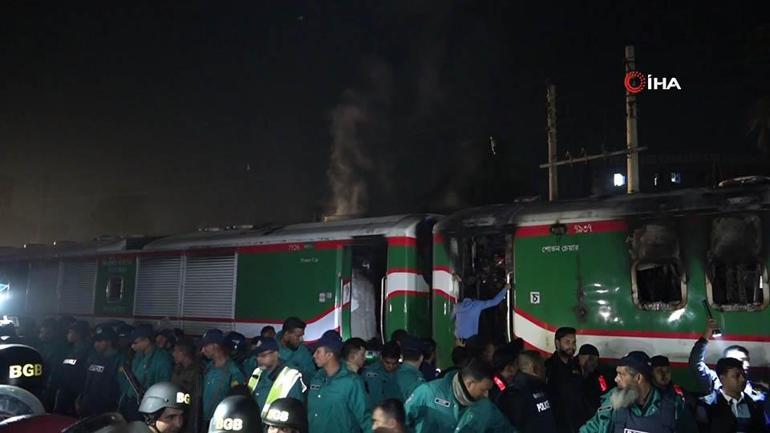 Bangladeşte yolcu treni kundaklandı: 4 ölü