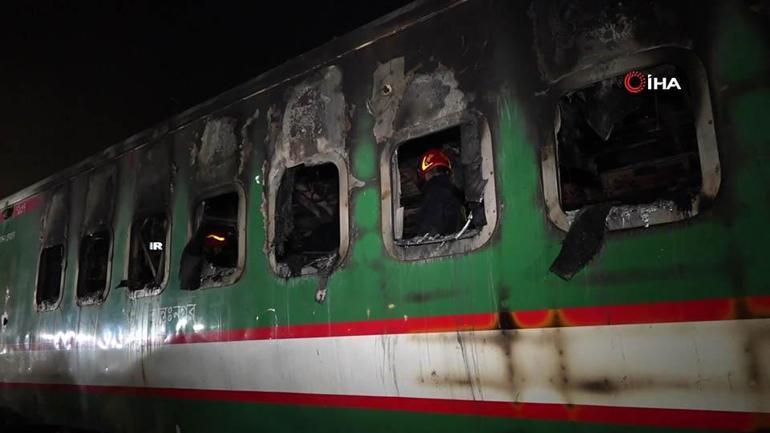 Bangladeşte yolcu treni kundaklandı: 4 ölü