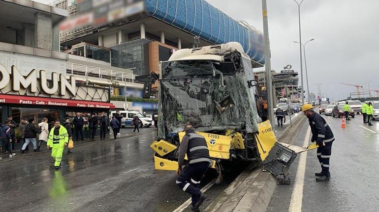 İstanbulda İETT otobüsü direğe çarptı: Şoför araca sıkıştı, 8 yolcu yaralandı