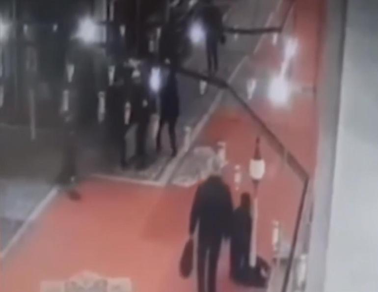 Fatih Camiinde bıçaklı saldırı güvenlik kamerasında