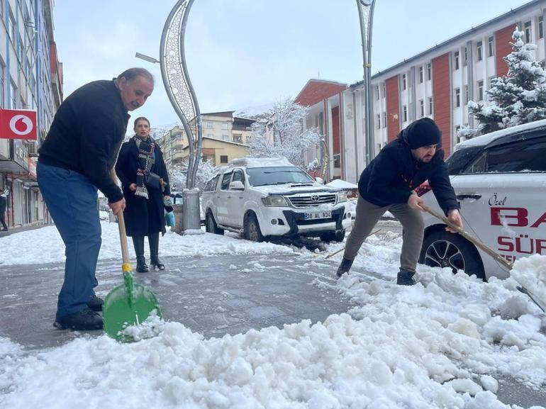 Hakkaride, 284 yerleşim yerinin yolu kardan kapandı