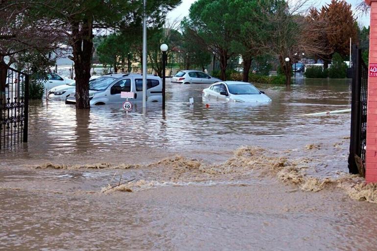 Ayvalıkta sağanak; dere taştı, ev ve iş yerlerini su bastı