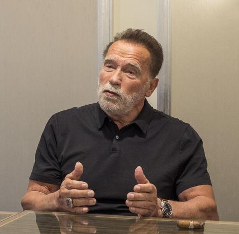 Arnold Schwarzenegger 26 bin euroluk saati nedeniyle havaalanında alıkonuldu