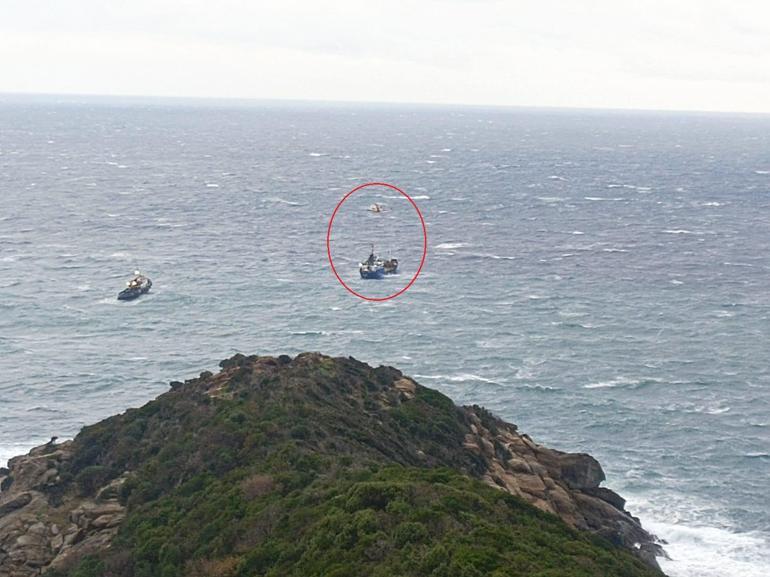 Balıkesir açıklarında sürüklenen geminin mürettebatı helikopterle kurtarıldı