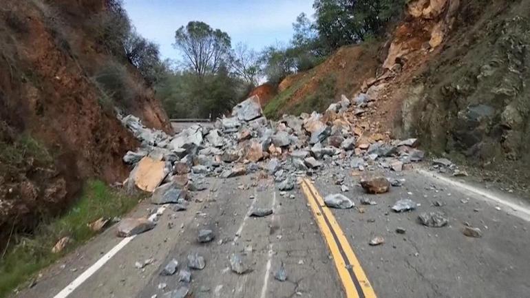 ABDde kayarak yolu kapatan kayalar patlatılarak imha edildi