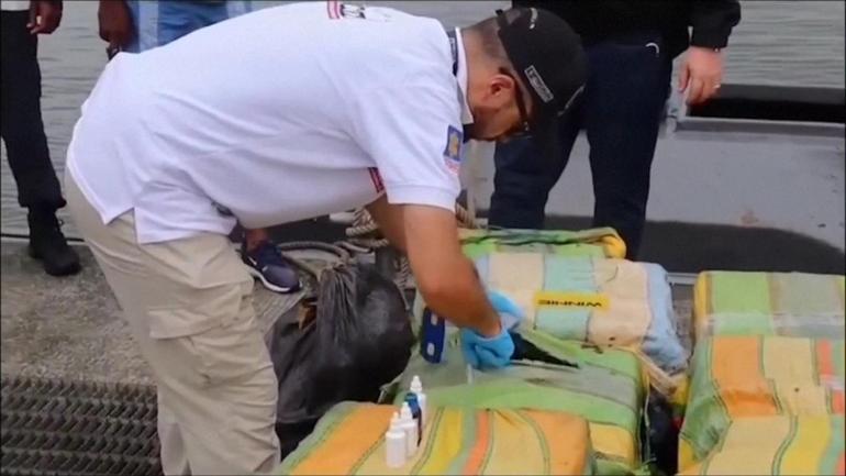 Kolombiya sularında uyuşturucu avı… Denizaltında 800 kilo uyuşturucu ele geçirildi