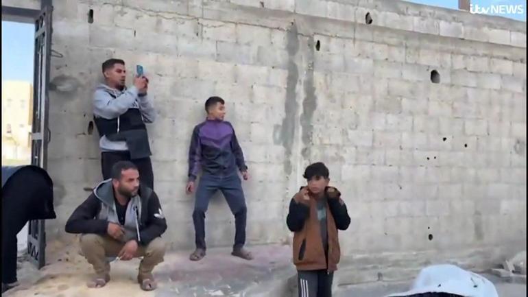 İsrailin hukuk tanımazlığı kamerada… Beyaz bayraklı sivili vurdular