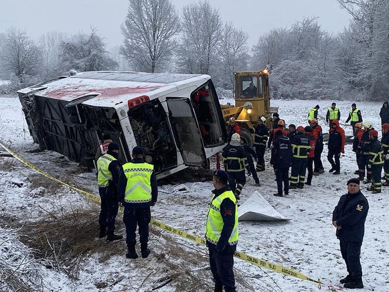 Kastamonuda yolcu otobüsü devrildi: Ölü ve yaralılar var