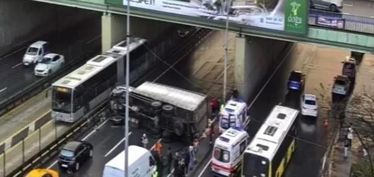 Son dakika... E-5te kamyon devrildi İstanbul istikametinde trafik tamamen durdu