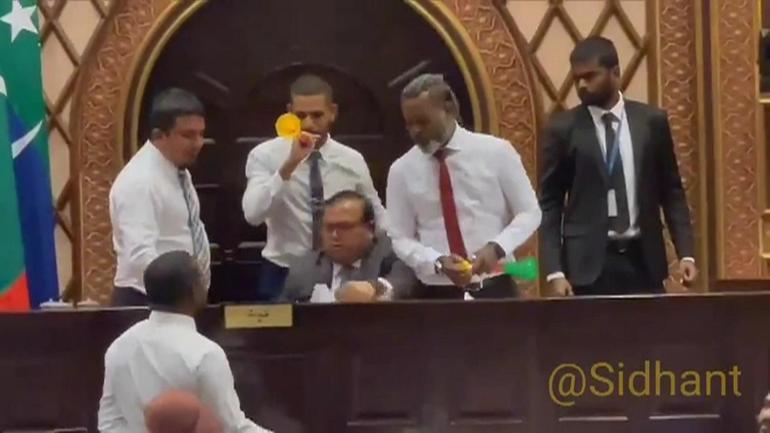 Maldivler Meclisinde yumruklu kavga… Muhalifler Meclis Başkanı’na saldırdı