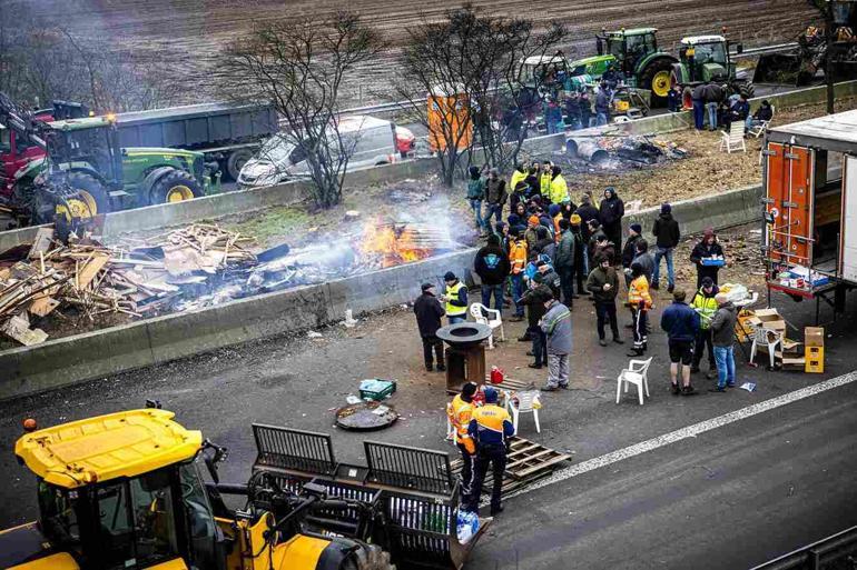 Avrupada çiftçiler sokakta: Belçika-Hollanda sınırını traktörleriyle kapattılar