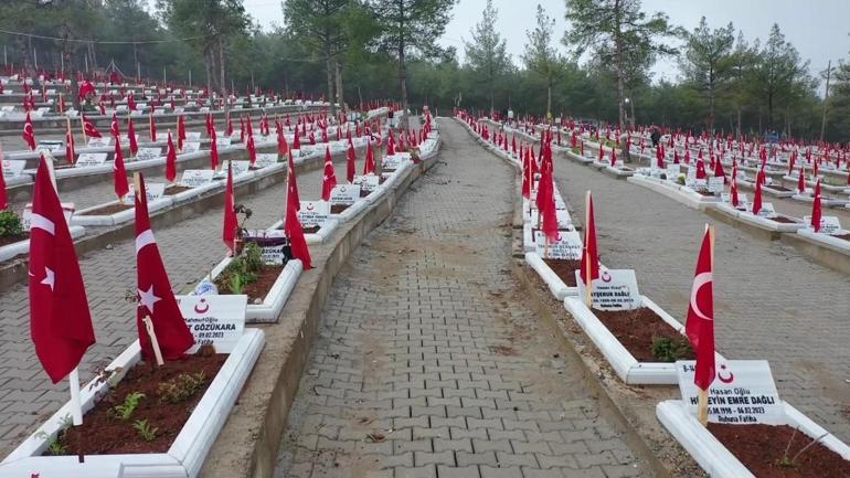 Maraş deprem mezarlığında hüzünlü bekleyiş