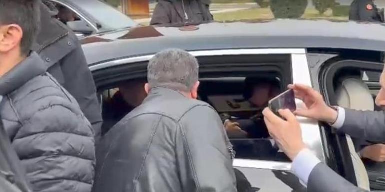 İsteklerini geri çevirmedi...Cumhurbaşkanı Erdoğan yolda durup vatandaşlarla fotoğraf çektirdi