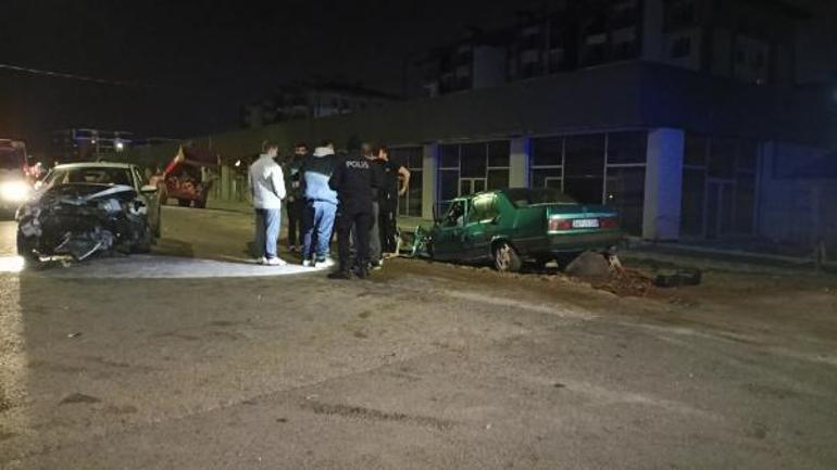 Kocaelide iki otomobil kafa kafaya çarpıştı: 3 yaralı