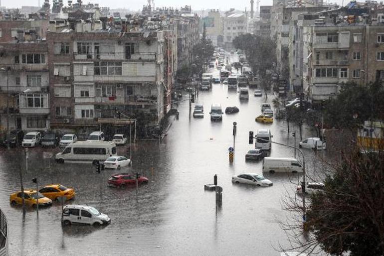 Bakan Yerlikaya: Antalyada 989 vatandaşımız tahliye edildi