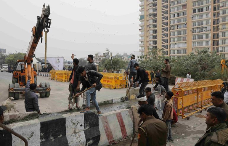 Hindistanda Yeni Delhiye yürüyen çiftçilere polisten beton bariyer engeli