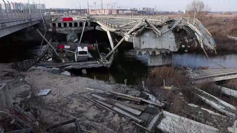 CNN TÜRK savaşın sürdüğü Ukraynada: Savaşın simgesi köprü aynı duruyor