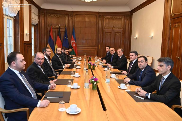 Berlinde müzakere masası kuruldu: Azerbaycan ve Ermenistan dışişleri bakanları bir araya geldi