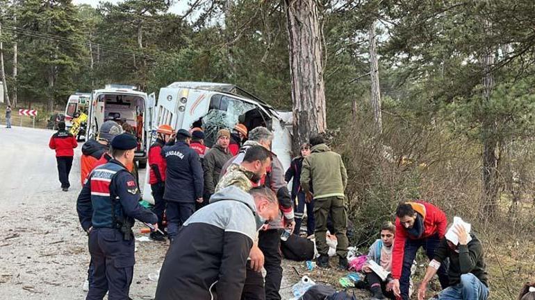 Boluda freni boşalan minibüs devrildi: 14 yaralı