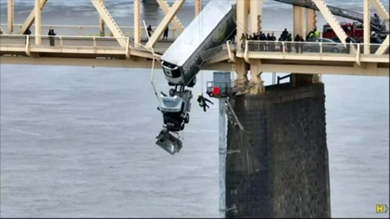 ABDde köprüde asılı kalan TIRın şoförüne film gibi operasyon