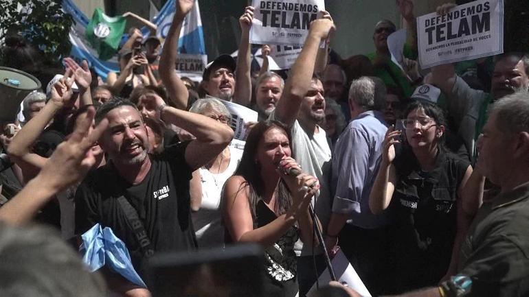 Arjantinin resmi haber ajansı kapandı: Gazeteciler protesto düzenledi
