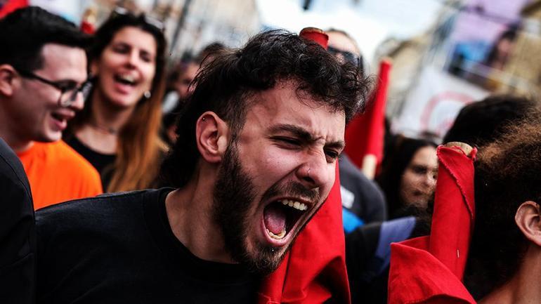 Yer: Yunanistan Binler kişi protesto etti...