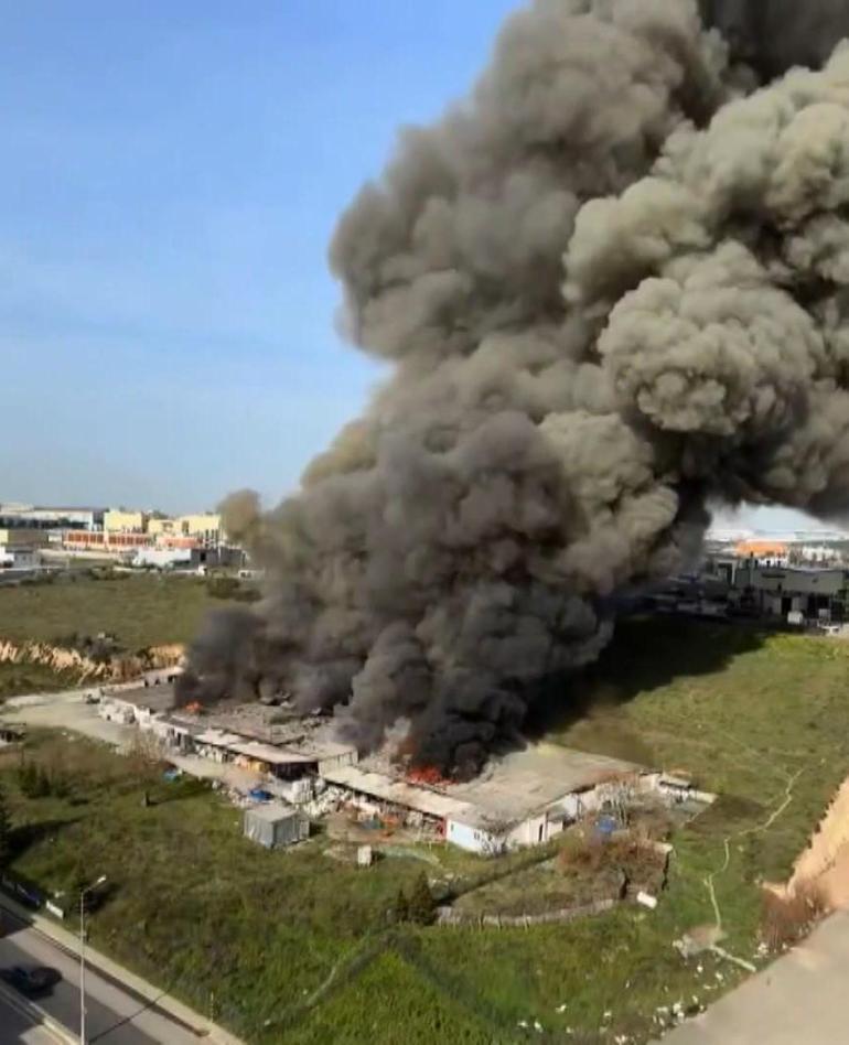 İstanbul Tuzlada fabrikada yangını: Olay yerine çok sayıda itfaiye ekibi sevk edildi