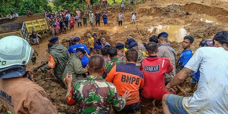 Endonezya’daki sel ve toprak kaymasında can kaybı 26’ya yükseldi