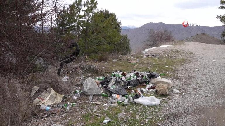 Ormanı çöplüğe çevirdiler: Rastgele atılan şişeler yangın riski taşıyor