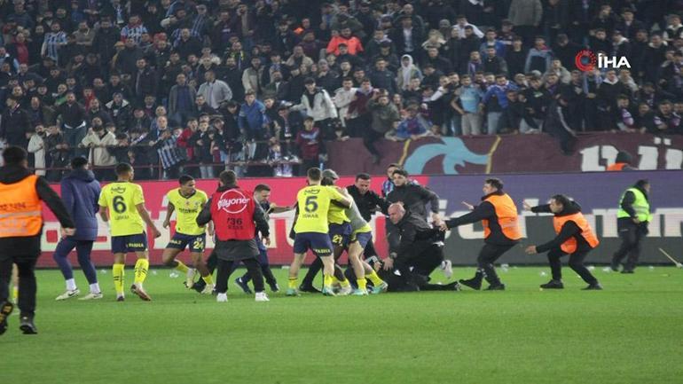 Trabzonda maç sonu saha karıştı