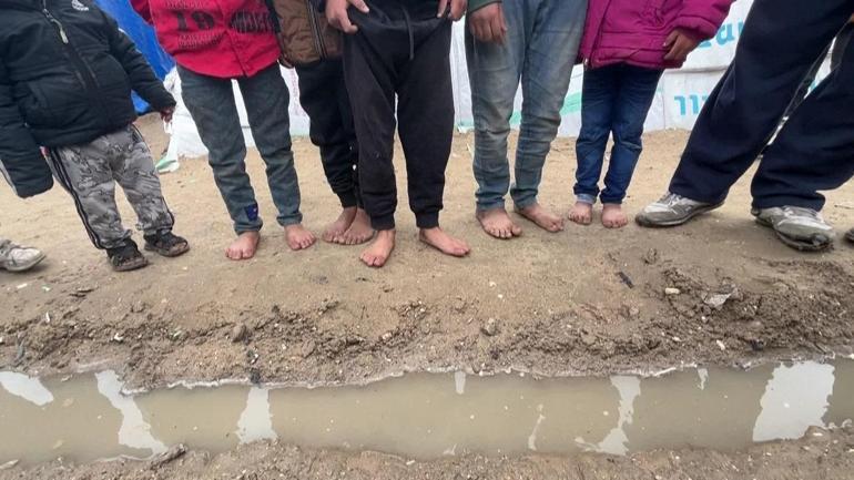 Ne montları var ne de ayakkabıları... Gazzeliler soğuk kışla mücadele ediyor
