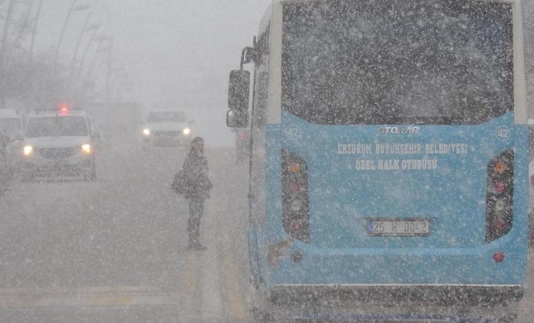 Erzurumda kar yağışı: 147 mahallenin yolu ulaşıma kapandı