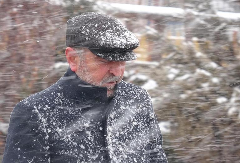 Erzurumda kar yağışı: 147 mahallenin yolu ulaşıma kapandı