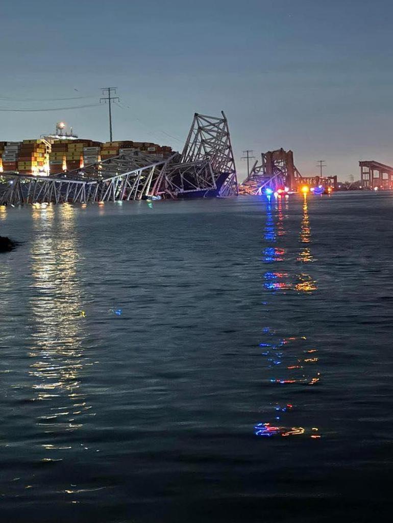 Son dakika… ABD’de geminin çarptığı köprü yıkıldı