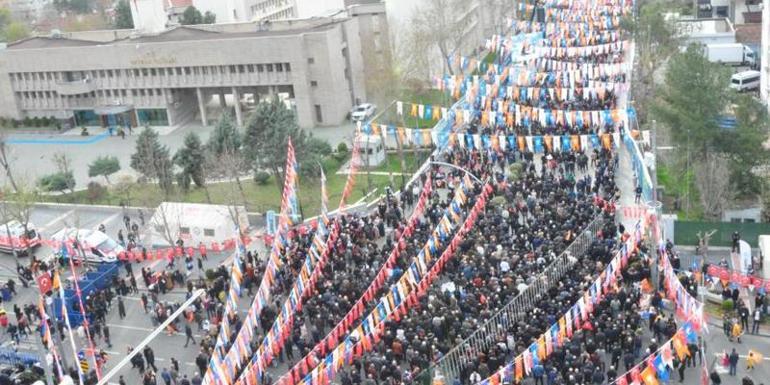 Cumhurbaşkanı Erdoğan çocuklara Toggun oyuncağını dağıttı