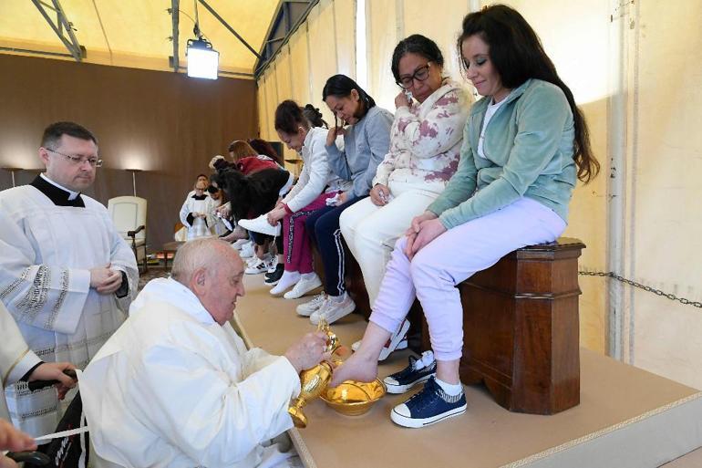 Papa, kadın mahkumların ayaklarını yıkayıp öptü
