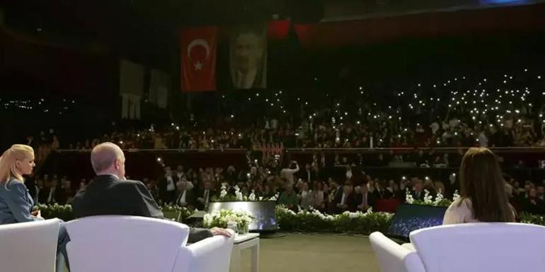 Cumhurbaşkanı Erdoğanı duygulandıran anlar... Gençlik buluşmasında Şafak Türküsü