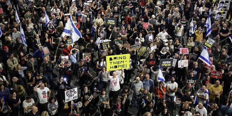 İsrailliler oluk oluk meydanlara aktı Netanyahuya tepkiler çığ gibi büyüyor