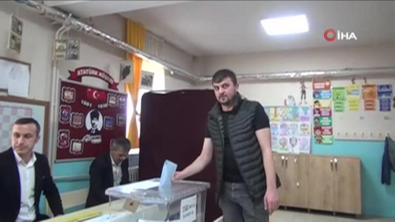 Görme engelli vatandaş, özel pusula ile oy kullandı