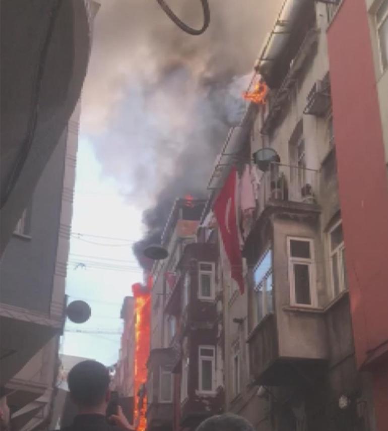 Beyoğlunda bitişik iki binada yangın