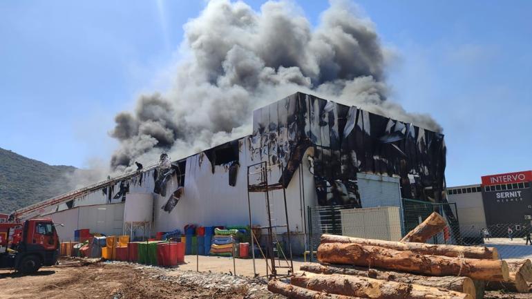 Dumanlar gökyüzünü kapladı: Burdurda fabrika yangını