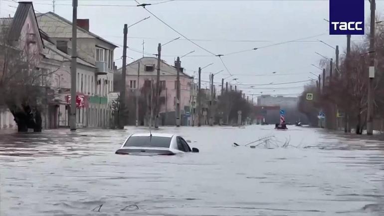 Gözün görebildiği her yer su altında Rusyada sel felaketi yıkıcı boyutta
